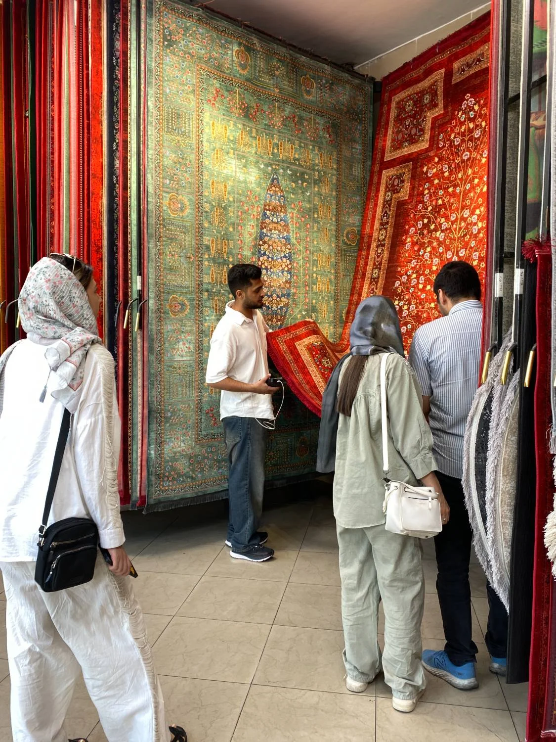 مشتری در حال خرید فرش از بابا فرش