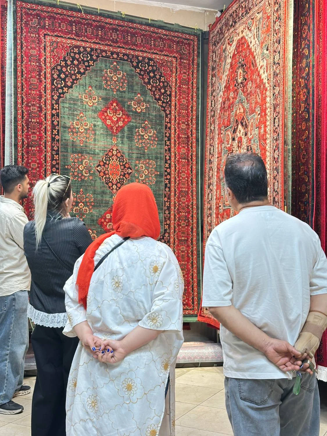 انتخاب فرش لاکی در فروشگاه بابا فرش