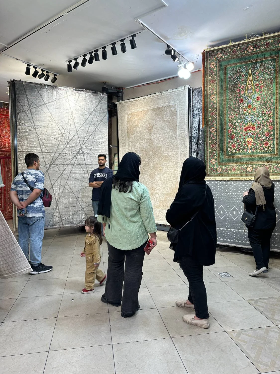 مشتری کنار فرش لاکی در بابا فرش
