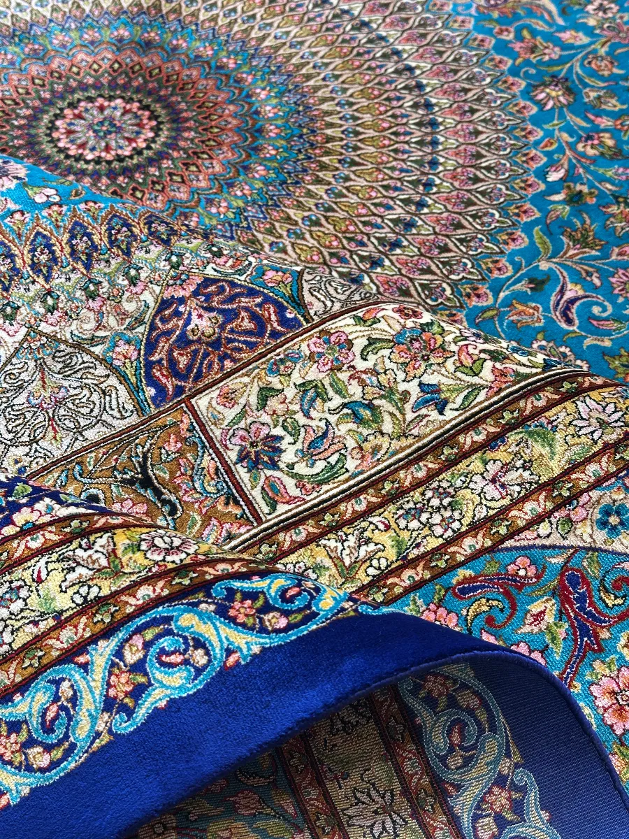 فرش کلاسیک ایرانی طرح قم با رنگبندی درخشان