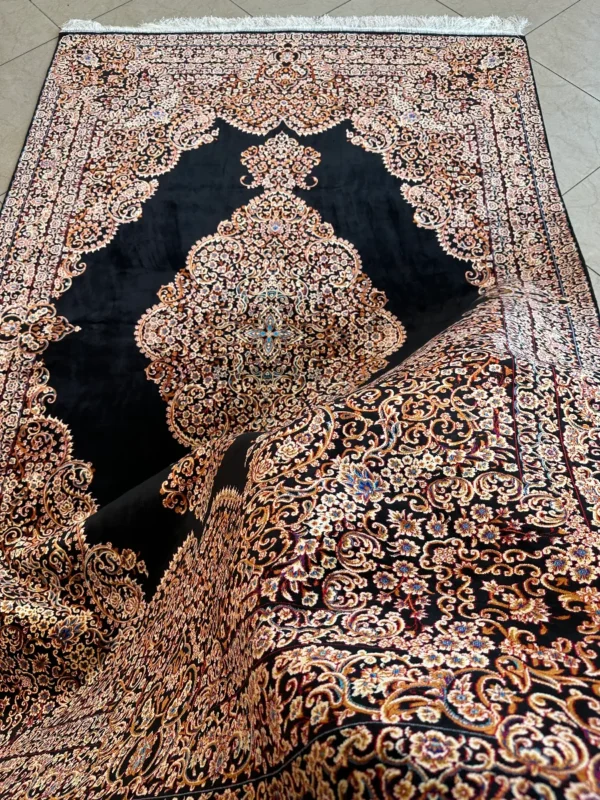 نمای نزدیک ریشه‌های کار دست فرش ۱۵۰۰ شانه شبستان