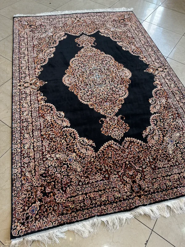 فرش ابریشم طرح شبستان کد ۶۶۲۰ با زمینه مشکی و ریشه دست‌دوز