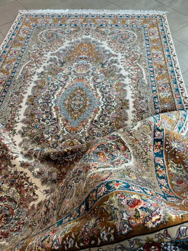 جزئیات بافت فرش نیمه‌دست‌بافت کرک و ابریشم هندی طرح موج مهر