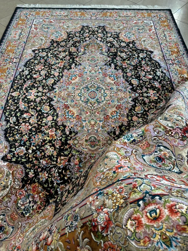 تضاد رنگ مشکی و گلهای ابریشمی در فرش کرک و ابریشم 4819