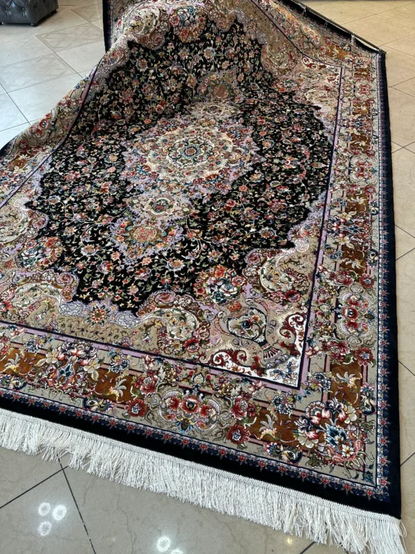 فرش کرک و ابریشم طرح خطیبی مشکی کد 4819 نیمهدستبافت لوکس