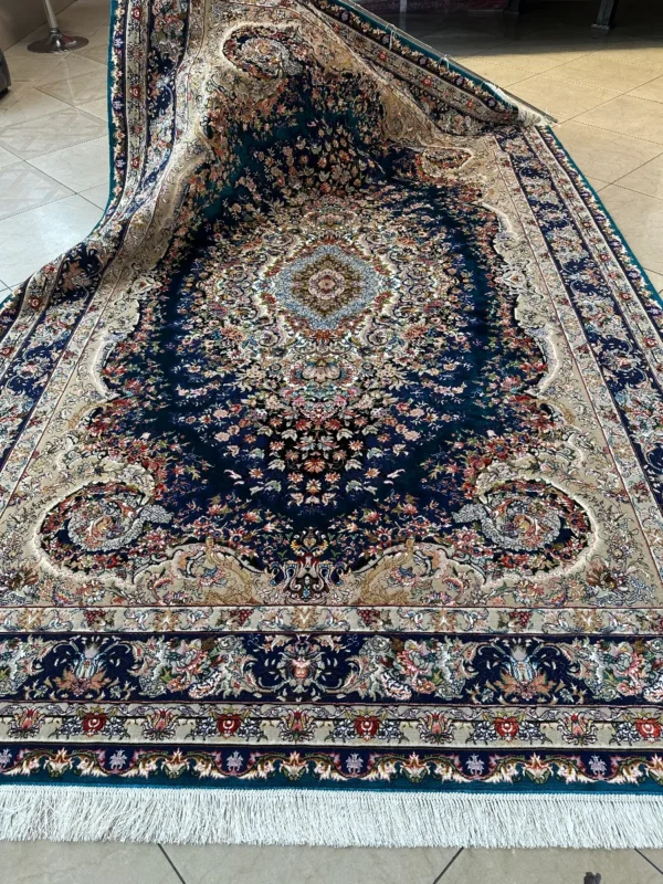 فرش کرک و ابریشم طرح موج مهر سرمه‌ای کد 4812 نیمه‌دست‌بافت