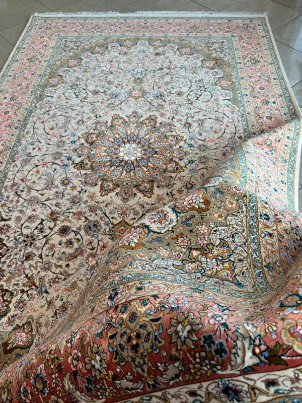 نمای کامل فرش 1200 شانه طرح اصفهان کرم با ترنج مرکزی