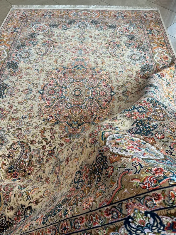 نمای کامل فرش 1200 شانه طرح سالاری با زمینه کرم روشن