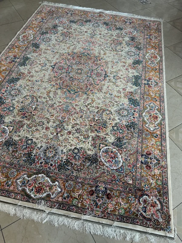 فرش کرک و ابریشم طرح سالاری کرم کد 4834 از کالکشن فاخر