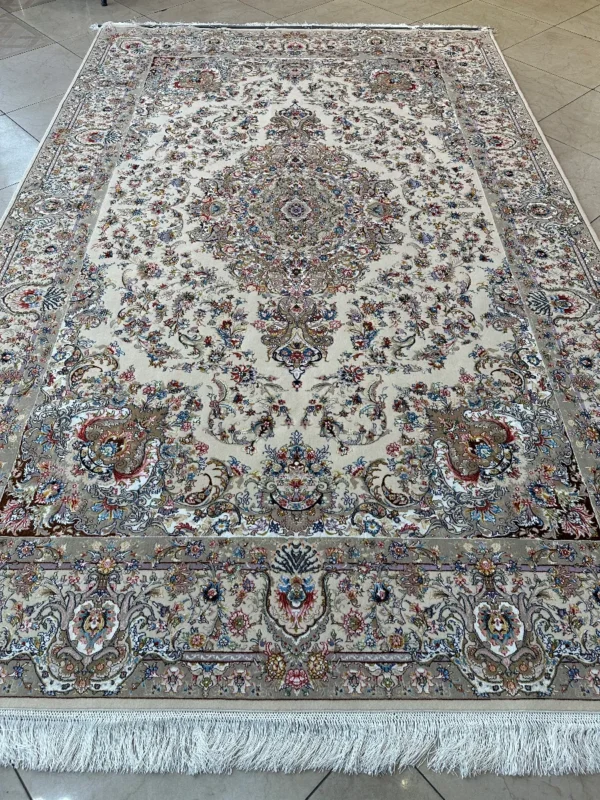 فرش کرک و ابریشم طرح خطیبی کرم کد 4839 نیمه‌دست‌بافت لوکس