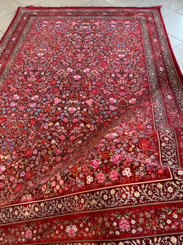 هارمونی فرش لاکی گل مهر با مبلمان کرم در پذیرایی
