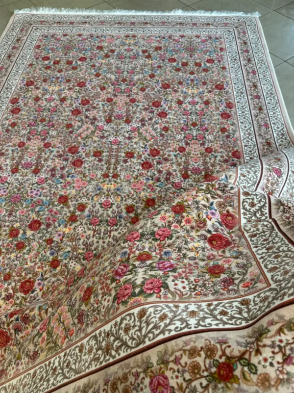 خرید فرش کرم با گل های شاد