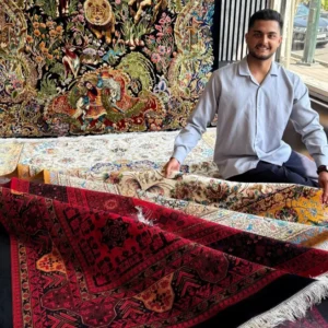 فرش ماشینی ابریشمگونه کد ۴۸۱۰ طرح سالاری سرمهای؛ مناسب دکوراسیون کلاسیک