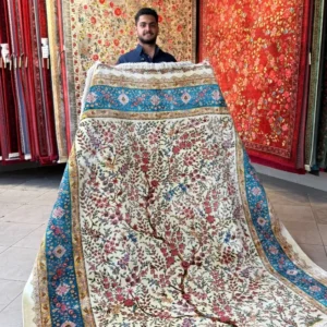 نمای کامل ریشههای ابریشمی گرهخورده در حاشیه فرش ماشینی درجه یک بابافرش