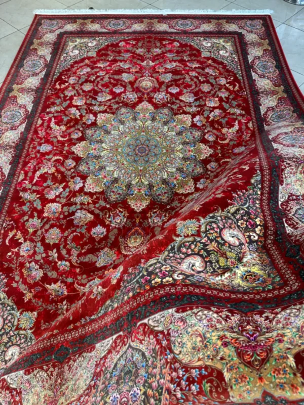 تراکم فوق‌العاده ۴۵۰۰ گره در بافت ریز فرش اسکارلت لاکی