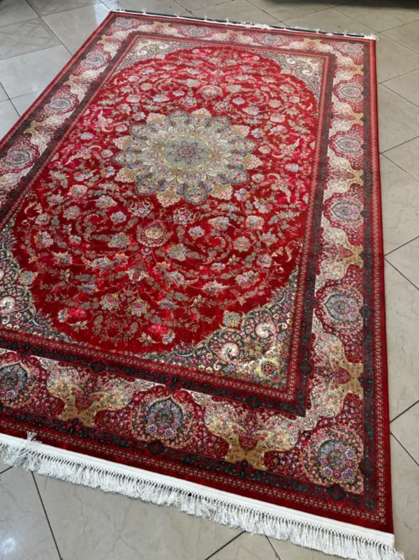 فرش طرح اسکارلت لاکی با بافت ۱۵۰۰ شانه و تراکم ۴۵۰۰