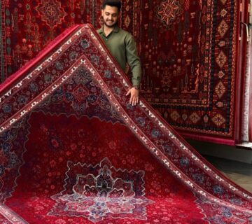 فرش لوکس با طرح باغ سرو و زمینه لاکی در یک اتاق نشیمن با مبلمان کلاسیک   فروشگاه بابافرش