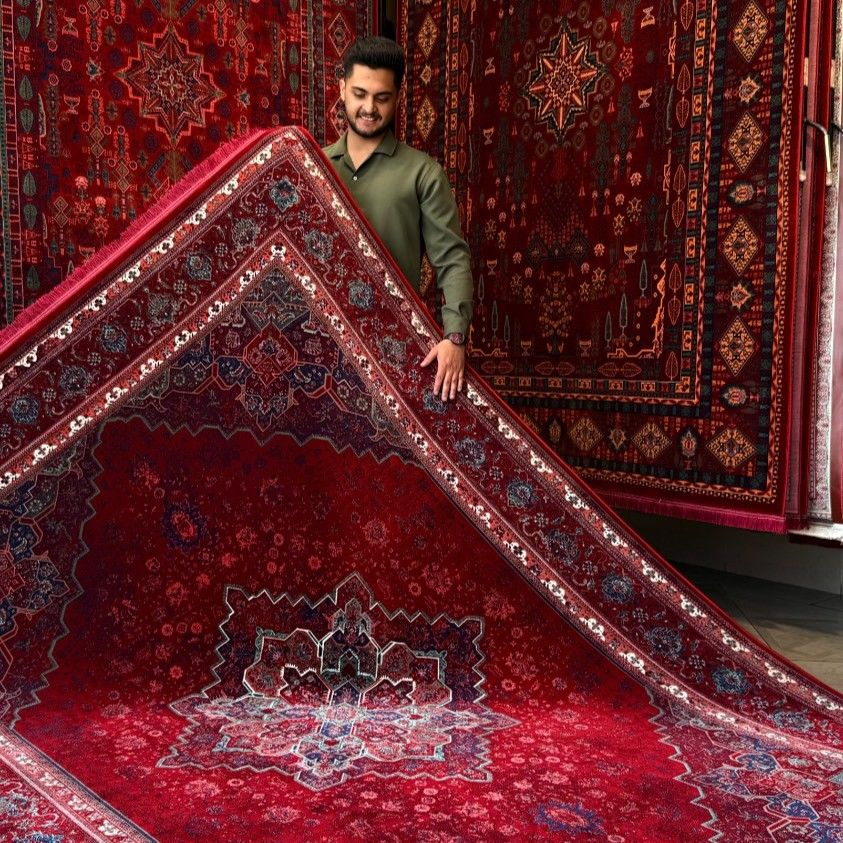 فرش لوکس با طرح باغ سرو و زمینه لاکی در یک اتاق نشیمن با مبلمان کلاسیک   فروشگاه بابافرش