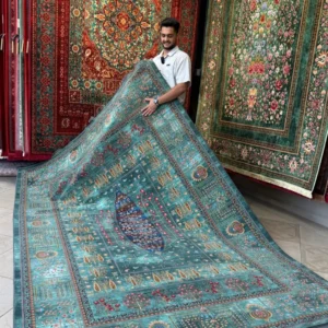 نمایش کیفیت و رنگ فرش ماشینی یشمی با طرح وینتیج و گل‌های ظریف