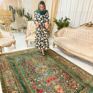 دکوراسیون پذیرایی لوکس با فرش سبز اشرافی و مبلمان کرم